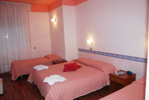 Hotel Golden Римини Экстерьер фото