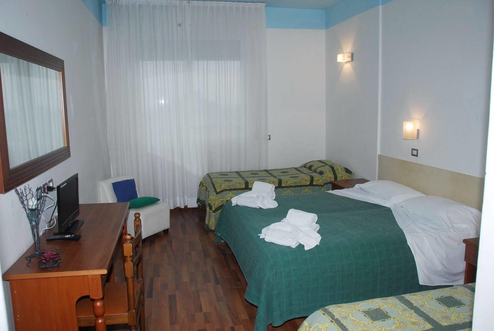 Hotel Golden Римини Экстерьер фото