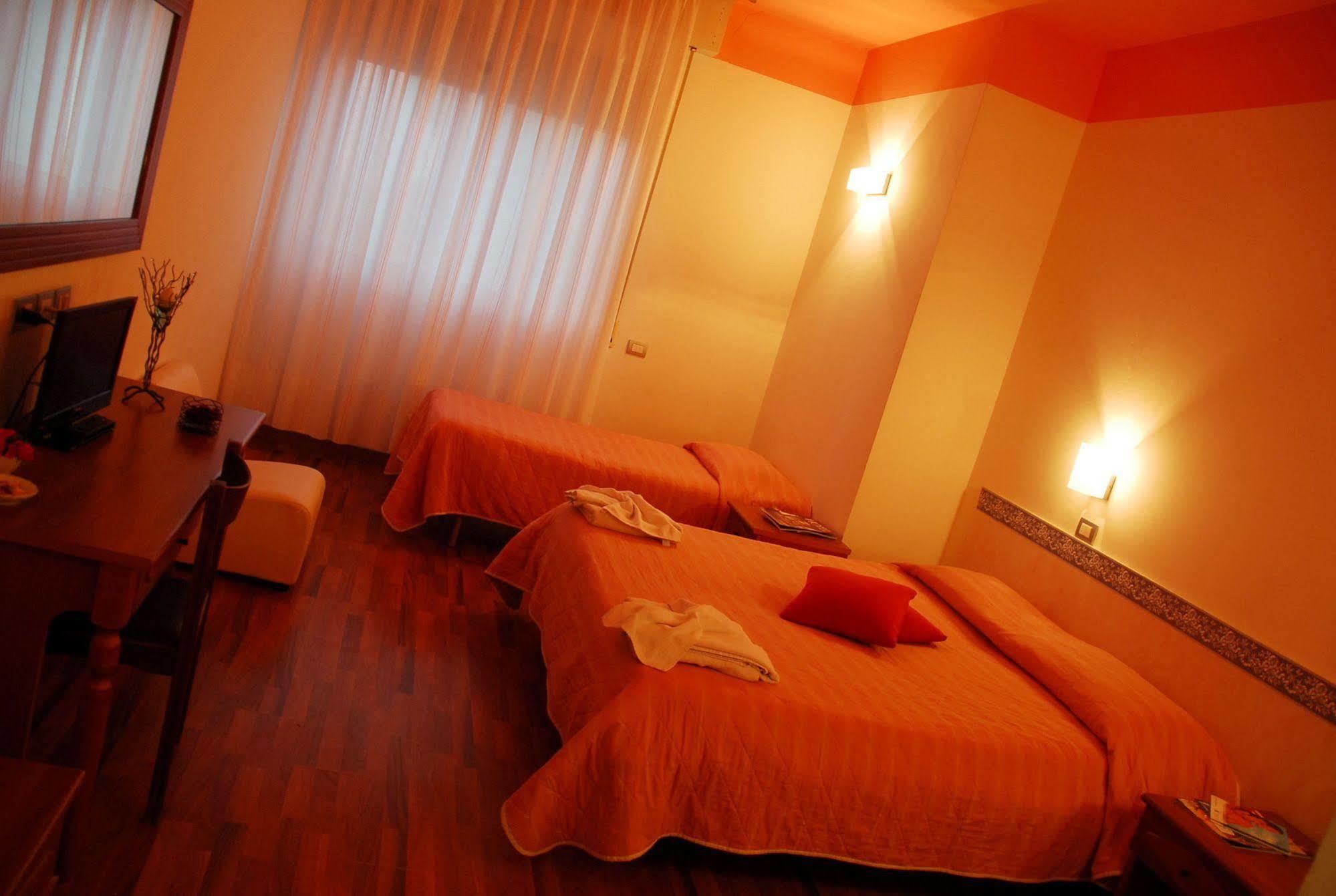 Hotel Golden Римини Экстерьер фото